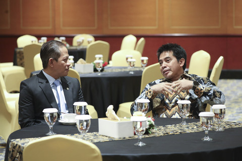 Pemimpin Redaksi kumparan Arifin Asydhad berbincang dengan Menteri Lingkungan Hidup Hanif Faisol Nurofiq saat menghadiri kumparan Green Initiative Conference 2025 di Hotel Borobudur, Jakarta, Kamis (18/9/2025). Foto: Aditia Noviansyah/kumparan