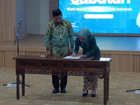 Farida Farichah dan Ferry Juliantono melakukan serah terima jabatan Menteri Koperasi di Kantor Kementerian Koperasi, Jakarta Selatan, Selasa (18/9/2025). Foto: Muhammad Fhandra Hardiyon/kumparan
