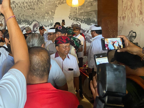Gubernur Bali Wayan Koster memberi tanggapan saat ditemui di Pasar Badung, Kota Denpasar, Kamis (18/9/2025). Foto: Denita BR Matondang/kumparan