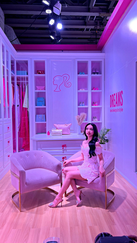 Naura Ayu di pameran World of Barbie: Dreams Made Here yang hadir di Agora Mall.  Foto: Naela Marcelina/kumparan