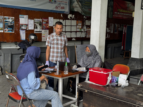 Tenaga medis yang bertugas memberikan vaksin rabies di kelurahan Sorosutan. Foto: Yusuf Hay/Pandangan Jogja