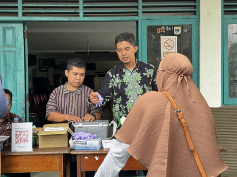 Tenaga medis yang bertugas memberikan vaksin rabies di kelurahan Pandeyan. Foto: Yusuf Hay/Pandangan Jogja