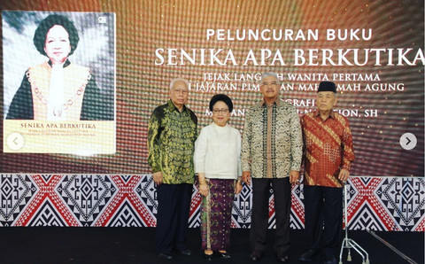 Mariana Sutadi Nasution, eks wakil ketua MA (kebaya putih), dalam peluncuran buku biografinya, 22 Januari 2020. Foto: Instagram/Humas MA