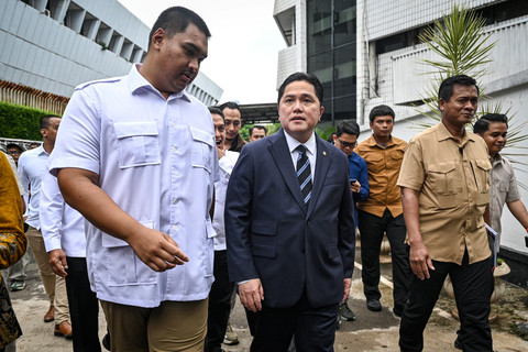 Menteri Pemuda dan Olahraga Erick Thohir (kedua kiri) dan pejabat lama Dito Ariotedjo berjalan usai acara serah terima jabatan di Kantor Kemenpora, Jakarta, Kamis (18/9/2025). Foto: Fauzan/ANTARA FOTO