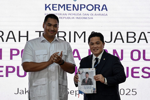 Menteri Pemuda dan Olahraga Erick Thohir (kanan) menerima memori jabatan dari pejabat lama Dito Ariotedjo usai penandatanganan naskah serah terima jabatan di Kantor Kemenpora, Jakarta, Kamis (18/9/2025).  Foto: Fauzan/ANTARA FOTO