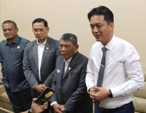 Ketua DPRD Ogan Ilir Edwin Cahya Putra didampingi Ketua Komisi III DPRD Ogan Ilir Arif Fahlevi dan Ketua Badan Kehormatan Sofian Ali saat press rillis. Foto : Istimewa