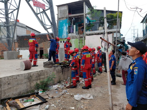 Warga Rawa Badak Selatan, Koja, Jakut, naik ke tower listrik, Kamis (18/9/2025).  Foto: Fachrul Irwinsyah/kumparan