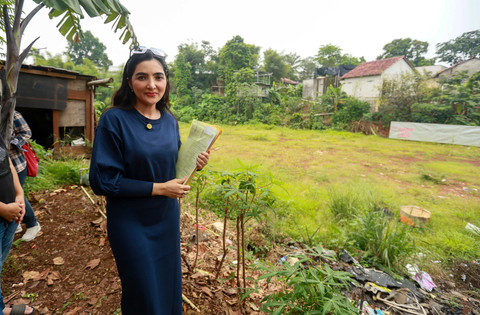Penyanyi Ashanty saat mengecek tanah warisan terkait sengketa tanah di kawasan Cinangka, Sawangan, Depok, Kamis, (18/9/2025). Foto: Dok. Agus Apriyanto