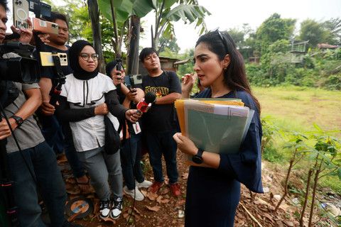 Penyanyi Ashanty saat mengecek tanah warisan terkait sengketa tanah di kawasan Cinangka, Sawangan, Depok, Kamis, (18/9/2025). Foto: Dok. Agus Apriyanto