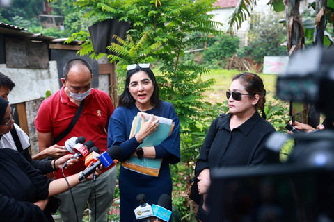 Penyanyi Ashanty saat mengecek tanah warisan terkait sengketa tanah di kawasan Cinangka, Sawangan, Depok, Kamis, (18/9/2025). Foto: Dok. Agus Apriyanto