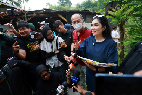 Penyanyi Ashanty saat mengecek tanah warisan terkait sengketa tanah di kawasan Cinangka, Sawangan, Depok, Kamis, (18/9/2025). Foto: Dok. Agus Apriyanto