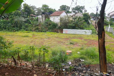 Penyanyi Ashanty saat mengecek tanah warisan terkait sengketa tanah di kawasan Cinangka, Sawangan, Depok, Kamis, (18/9/2025). Foto: Dok. Agus Apriyanto