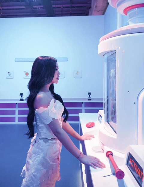 Keseruan di pameran World of Barbie: Dreams Made Here yang hadir di Agora Mall.   Foto: Instagram @naura.ayu
