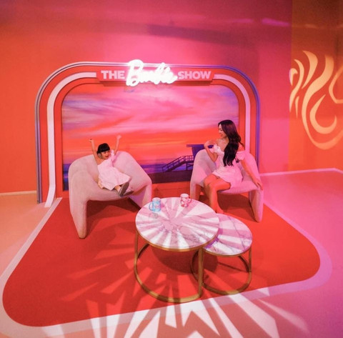 Keseruan di pameran World of Barbie: Dreams Made Here yang hadir di Agora Mall.   Foto: Instagram @naura.ayu