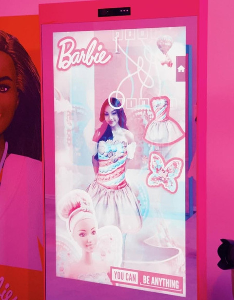 Keseruan di pameran World of Barbie: Dreams Made Here yang hadir di Agora Mall.   Foto: Instagram @naura.ayu