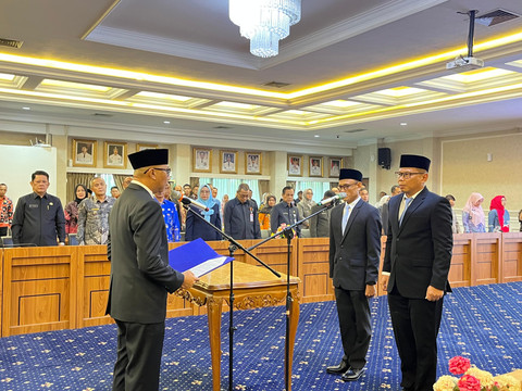 Gubernur Lampung, Rahmat Mirzani Djausal saat melantik Kepala Bappeda dan Kepala Badan Kepegawaian Daerah (BKD) | Foto : Eka Febriani / Lampung Geh
