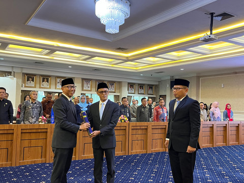 Gubernur Lampung, Rahmat Mirzani Djausal saat melantik Kepala Bappeda dan Kepala Badan Kepegawaian Daerah (BKD) | Foto : Eka Febriani / Lampung Geh
