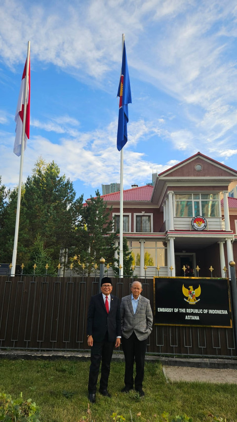 KH Anwar Abbas dan Dubes Indonesia untuk Kazakhstan Fadjroel Rachman. Foto: Dok. Istimewa