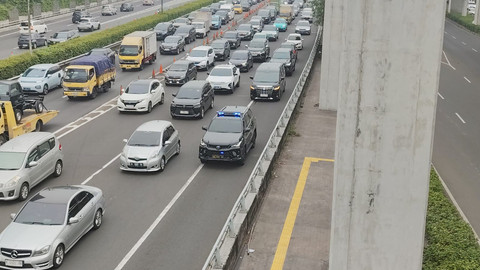 Kendaraan berotator melintas di ruas Tol Dalam Kota, Jumat (19/9/2025). Foto: Jonathan Devin/kumparan