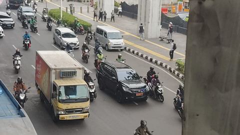 Kendaraan berotator melintas di Jalan MT Haryono, Jakarta, Jumat (19/9/2025). Foto: Jonathan Devin/kumparan