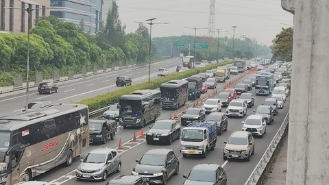Kendaraan berotator melintas di ruas Tol Dalam Kota, Jumat (19/9/2025). Foto: Jonathan Devin/kumparan