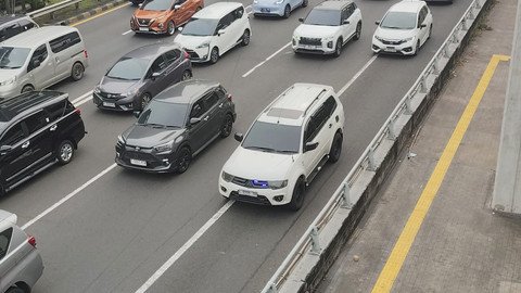 Kendaraan berotator melintas di ruas Tol Dalam Kota, Jumat (19/9/2025). Foto: Jonathan Devin/kumparan