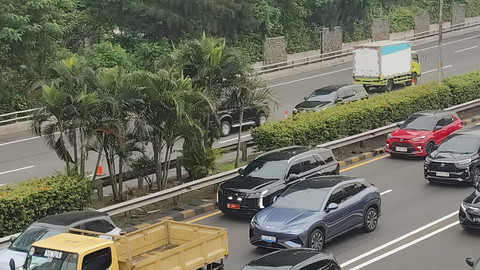Kendaraan berotator melintas di ruas Tol Dalam Kota, Jumat (19/9/2025). Foto: Jonathan Devin/kumparan