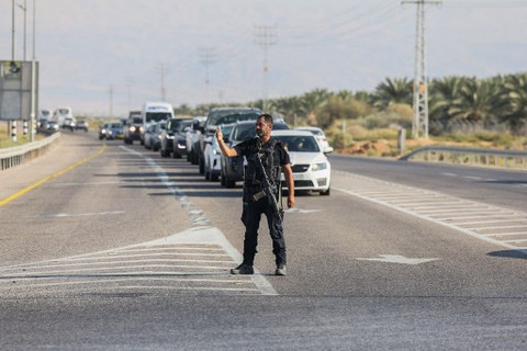 Insiden penembakan terjadi di perbatasan Tepi Barat-Yordania, tepatnya di perlintasan Allenby, 2 orang Israel tewas ditembak sopir truk Yordania. Foto: Ahmad Gharabli/AFP