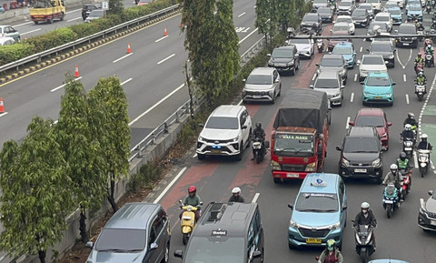 Kendaraan berotator melintas di Jalan Gatot Subroto, Jakarta, Jumat (19/9/2025). Foto: Rayyan Farhansyah/kumparan