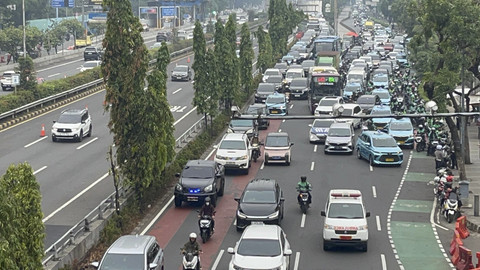 Kendaraan berotator melintas di Jalan Gatot Subroto, Jakarta, Jumat (19/9/2025). Foto: Rayyan Farhansyah/kumparan