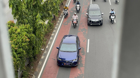 Kendaraan berotator melintas di Jalan Gatot Subroto, Jakarta, Jumat (19/9/2025). Foto: Rayyan Farhansyah/kumparan
