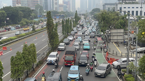 Kendaraan berotator melintas di Jalan Gatot Subroto, Jakarta, Jumat (19/9/2025). Foto: Rayyan Farhansyah/kumparan