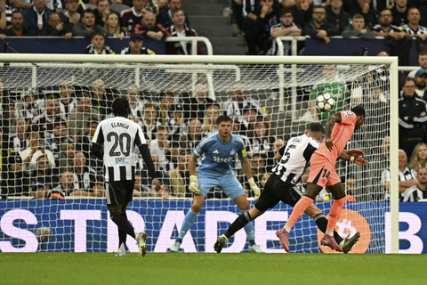 Pemain FC Barcelona Marcus Rashford menyundul bola ke arah gawang Newcastle United yang dijaga kiper Nick Pope pada pertandingan Liga Champions Eropa di St James' Park, Newcastle, Inggris, Kamis (18/9/2025). Foto: Oli Scarff/AFP