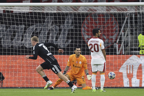 Pemain Eintracht Frankfurt Jonathan Burkardt berselebrasi usai mencetak gol ke gawang Galatasaray pada pertandingan League Phase Liga Champions 2025/2026 di Stadion Deutsche Bank Park, Franfkurt, Kamis (18/9/2025). Foto: Daniel Roland/AFP