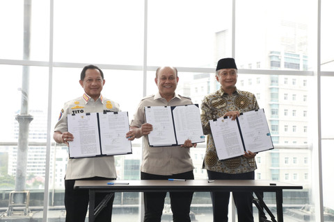Mendagri Muhammad Tito Karnavian menandatangani Surat Keputusan Bersama (SKB) dengan Menteri PU Dody Hanggodo dan Kepala BN Dadan Hindayana tentang Penetapan Daftar Lokasi Pembangunan SPPG di daerah. Foto: Dok. Kemendagri