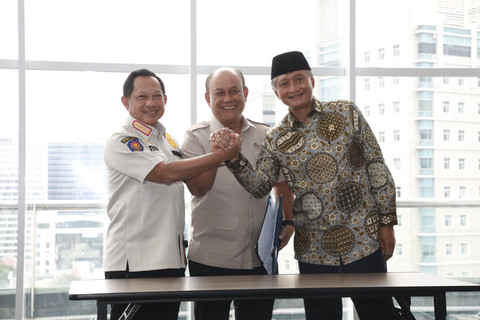 Mendagri Muhammad Tito Karnavian menandatangani Surat Keputusan Bersama (SKB) dengan Menteri PU Dody Hanggodo dan Kepala BN Dadan Hindayana tentang Penetapan Daftar Lokasi Pembangunan SPPG di daerah. Foto: Dok. Kemendagri