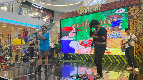 Ojison Host Club, salah satu band yang tampil bernyanyi di panggung Otaku Club Tune Session di Gaia Bumi Raya City Mall pada Kamis malam, 18 September 2025. Foto: Alycia Tracy Nabila/Hi!Pontianak