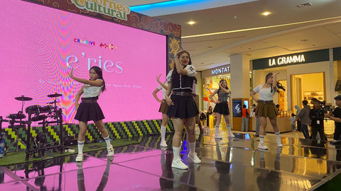 E'ries, idol group yang turut tampil memeriahkan Otaku Club Tune Session. Foto: Alycia Tracy Nabila/Hi!Pontianak