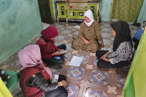 Yanti (kedua kanan) dan ANS saat pendataan dari kementerian sosial di rumahnya, Kamis (18/9/2025).  Foto: Dok. kumparan