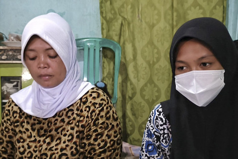 Yanti (kiri) dan ANS saat pendataan dari kementerian sosial di rumahnya, Kamis (18/9/2025).  Foto: Dok. kumparan