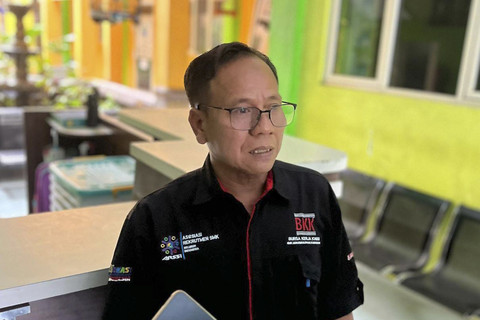 Kepala Sekolah, Afandi, saat memberikan keterangan terkait salah satu muridnya yang murung dan tidak ikut ujian tengah semester, Kamis (18/9/2025). Foto: Dok. kumparan