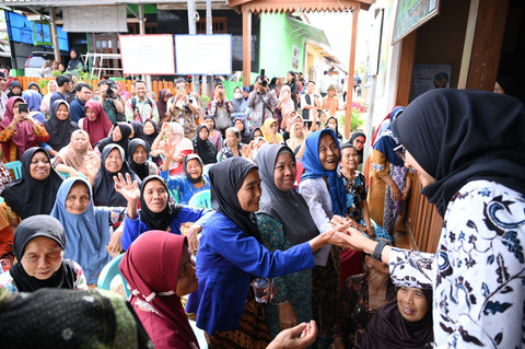Bupati Banyuwangi, Ipuk Fiestiandani (kanan) saat uji coba digitalisasi bantuan sosial di Desa Kemiren, Kecamatan Glagah, Banyuwangi pada Kamis (18/9/2025). Foto: Dok. Istimewa