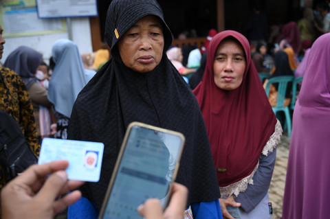 Warga dalam mendaftar bansos yang dibantu agen perlinsos pada uji coba digitalisasi bantuan sosial di Desa Kemiren, Kecamatan Glagah, Banyuwangi pada Kamis (18/9/2025). Foto: Dok. Istimewa