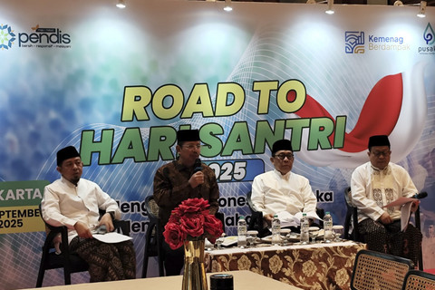 Suasana konferensi pers Ditjen Pendidikan Islam Kementerian Agama terkait persiapan menuju Hari Santri 2025 di Aroem cafe, Jakarta pada Jumat (19/9/2025). Foto: Luthfi Humam/kumparan