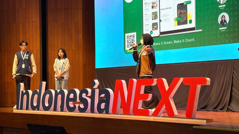 Para talenta digital terbaik Telkomsel IndonesiaNEXT mempresentasikan produk mereka kepada para juri di acara IndonesiaNEXT Summit. Foto: kumparan/Habib Allbi Ferdian