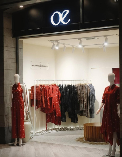 Koleksi OE di offline store. Foto: Instagram @oemahetnik