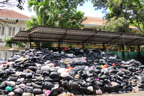 Sampah menggunung tampak di depo sampah Kotabaru, Kemantren Gondokusuman, Kota Yogyakarta, Jumat (19/9/2025). Foto: Arfiansyah Panji Purnandaru/kumparan