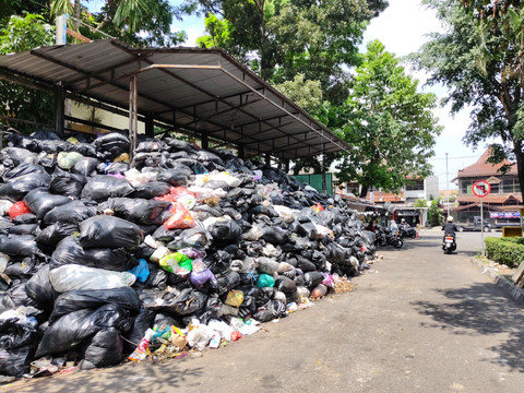 Sampah menggunung tampak di depo sampah Kotabaru, Kemantren Gondokusuman, Kota Yogyakarta, Jumat (19/9/2025). Foto: Arfiansyah Panji Purnandaru/kumparan