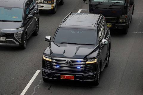 Kendaraan berotator melintasi Tol Dalam Kota di kawasan Gatot Subroto, Jakarta, Jumat (19/9/2025). Foto: Iqbal Firdaus/kumparan