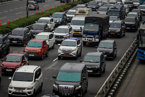 Kendaraan berotator melintasi Tol Dalam Kota di kawasan Gatot Subroto, Jakarta, Jumat (19/9/2025). Foto: Iqbal Firdaus/kumparan